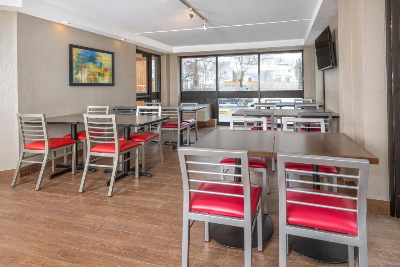 Comfort Inn West Оттава Экстерьер фото
