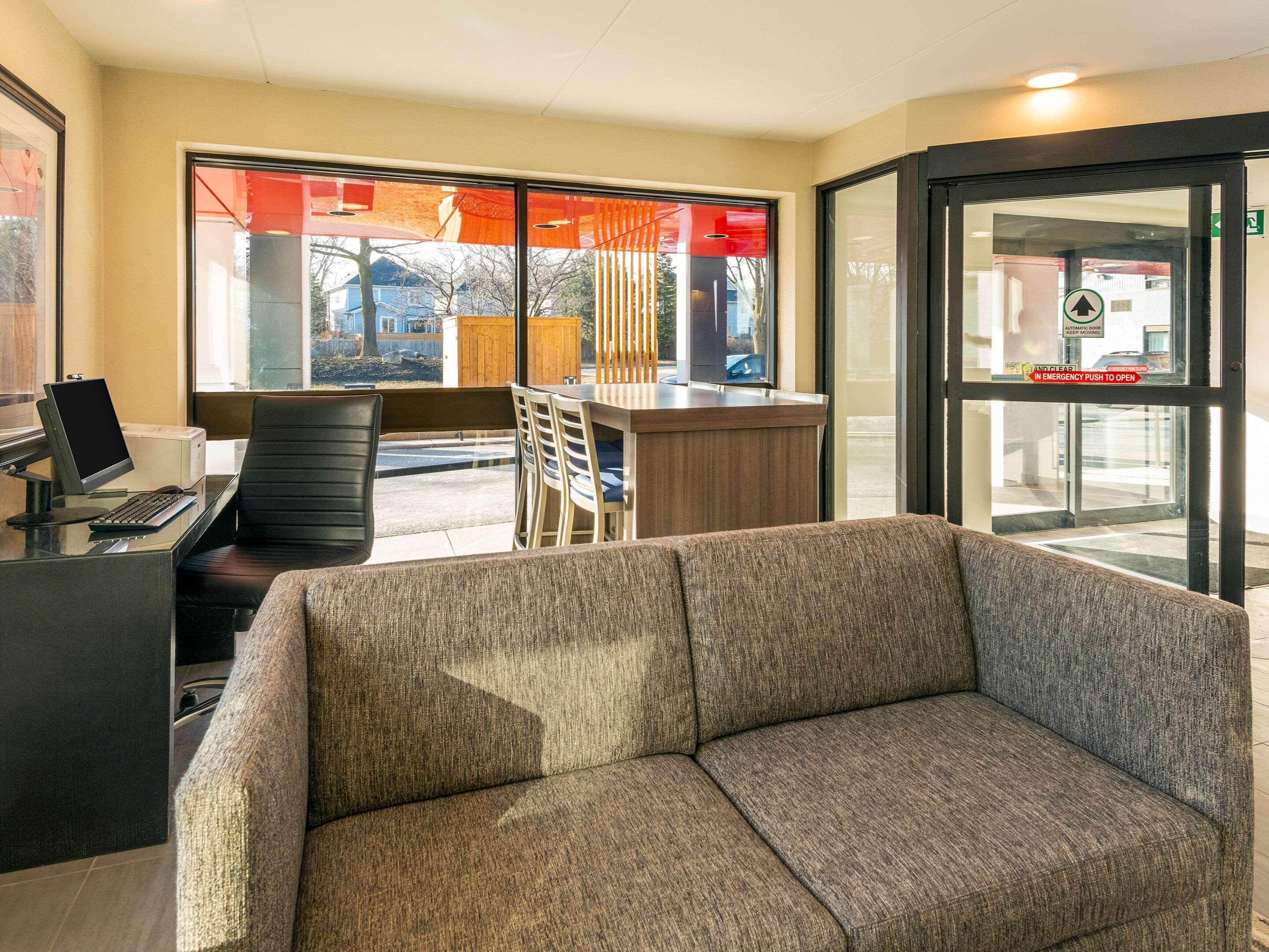 Comfort Inn West Оттава Экстерьер фото