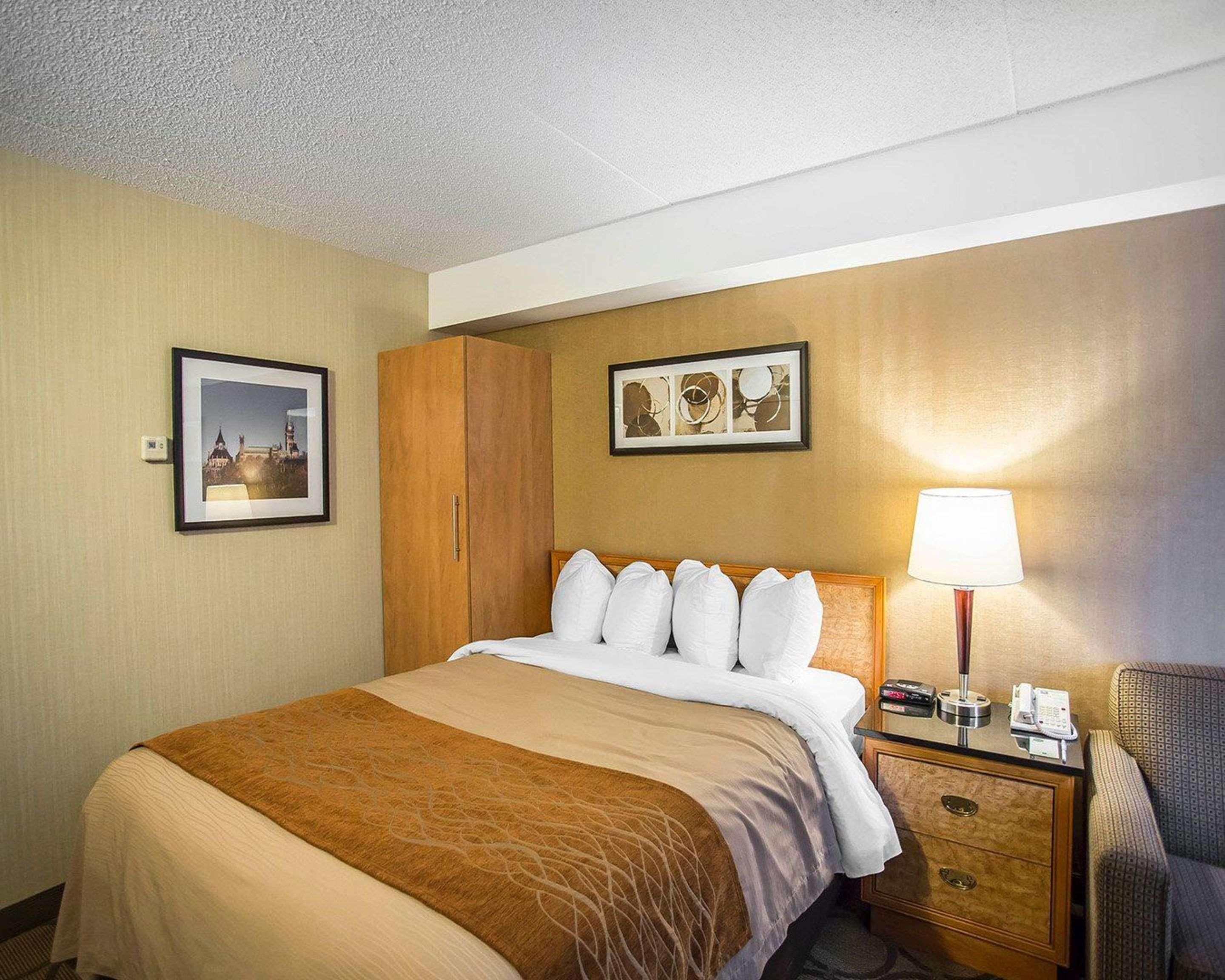 Comfort Inn West Оттава Экстерьер фото