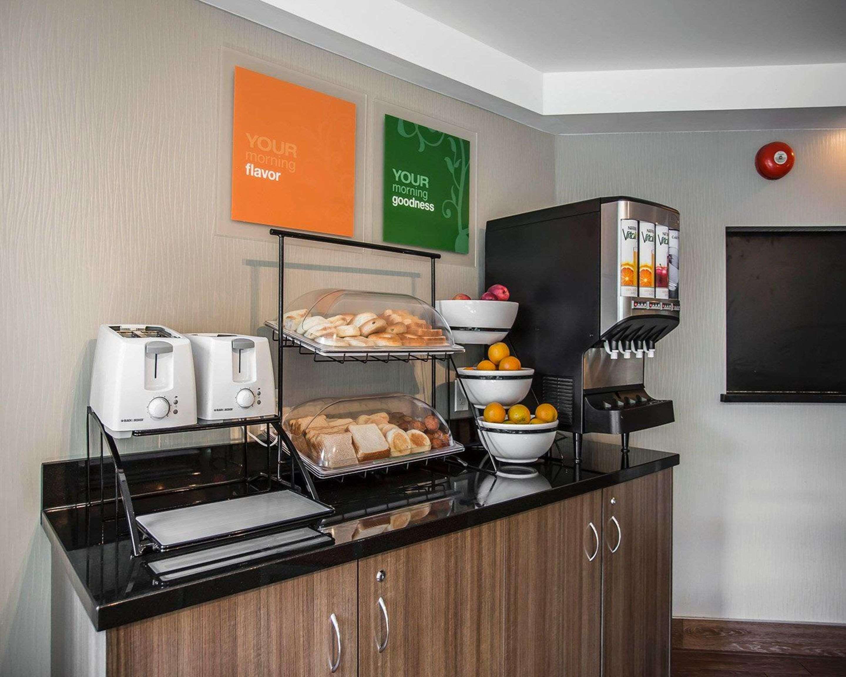 Comfort Inn West Оттава Экстерьер фото