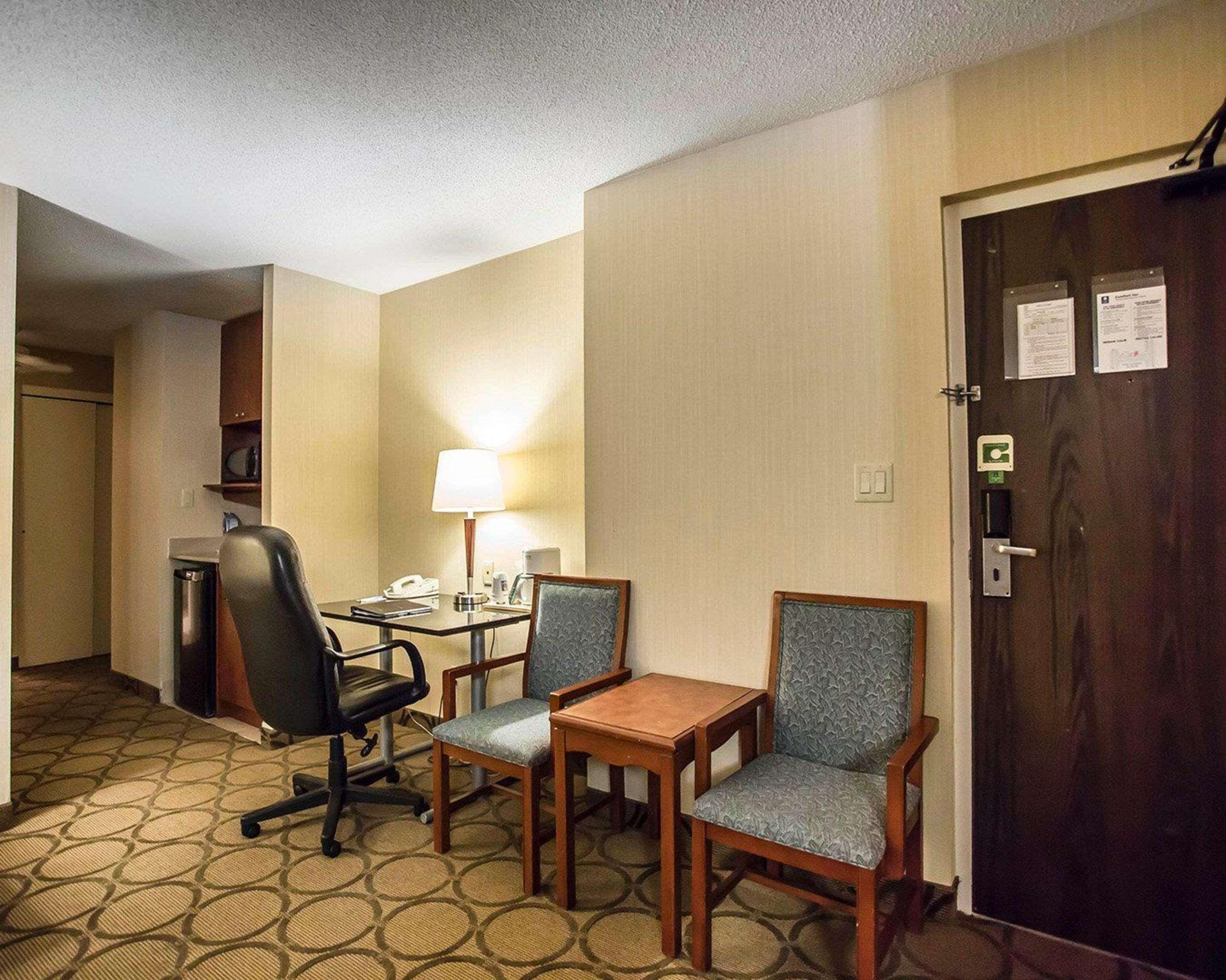 Comfort Inn West Оттава Экстерьер фото